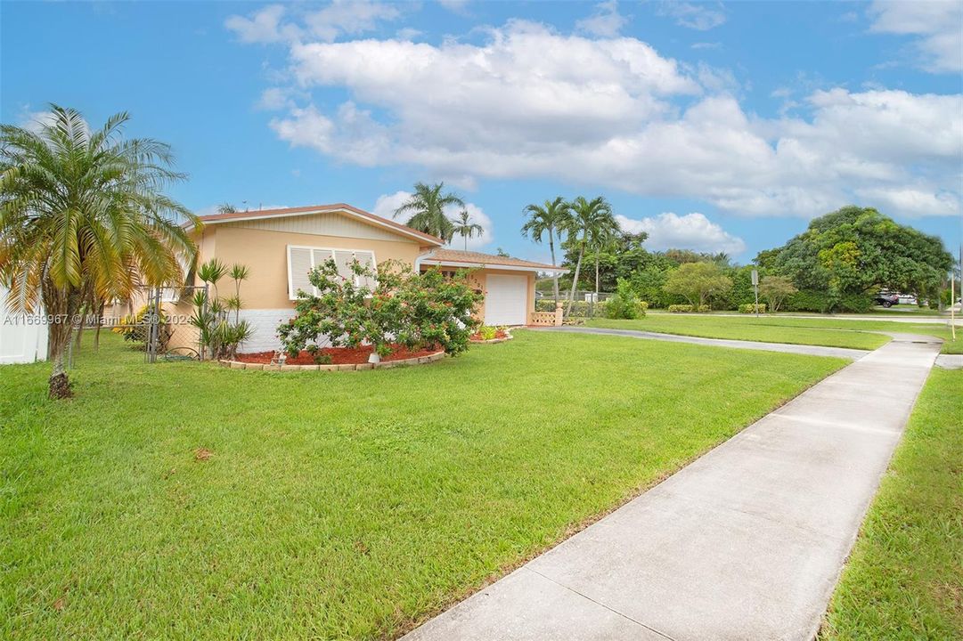 For Sale: $609,000 (3 beds, 2 baths, 1121 Square Feet)