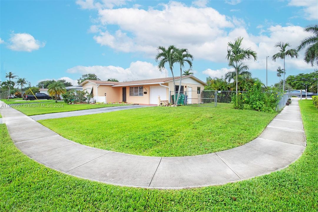 For Sale: $609,000 (3 beds, 2 baths, 1121 Square Feet)