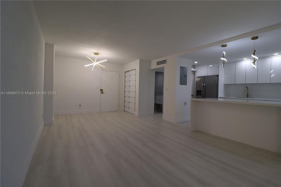 For Sale: $360,000 (1 beds, 1 baths, 725 Square Feet)