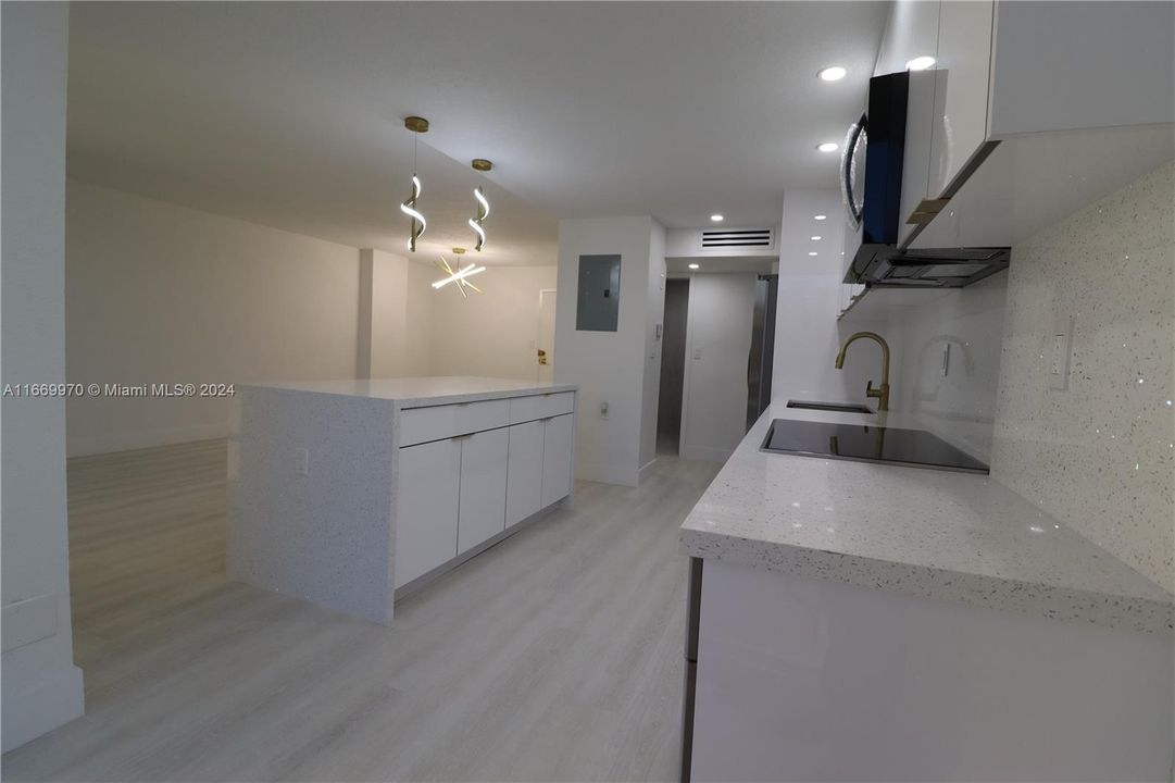 For Sale: $360,000 (1 beds, 1 baths, 725 Square Feet)