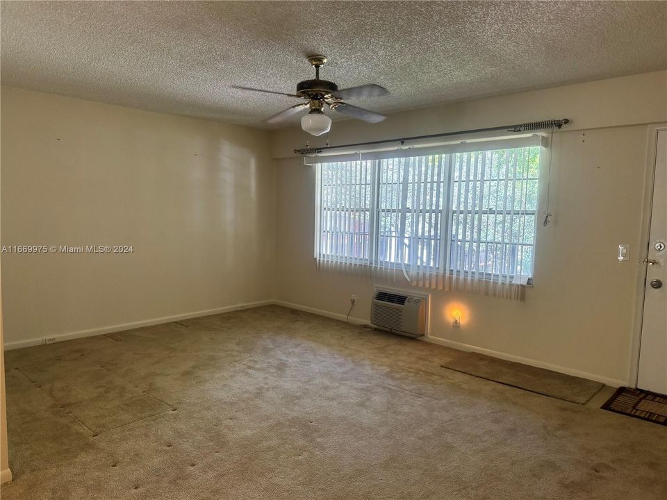 For Rent: $1,645 (1 beds, 1 baths, 811 Square Feet)