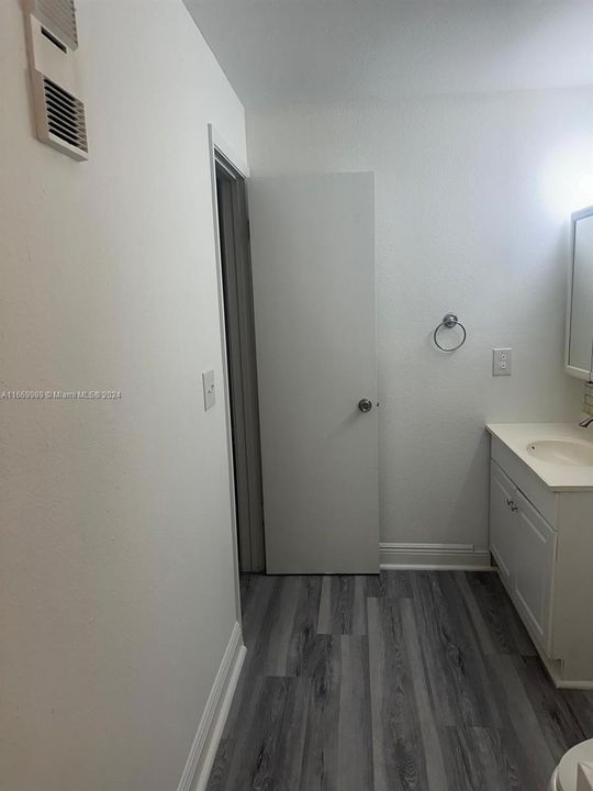 For Rent: $2,075 (2 beds, 1 baths, 731 Square Feet)