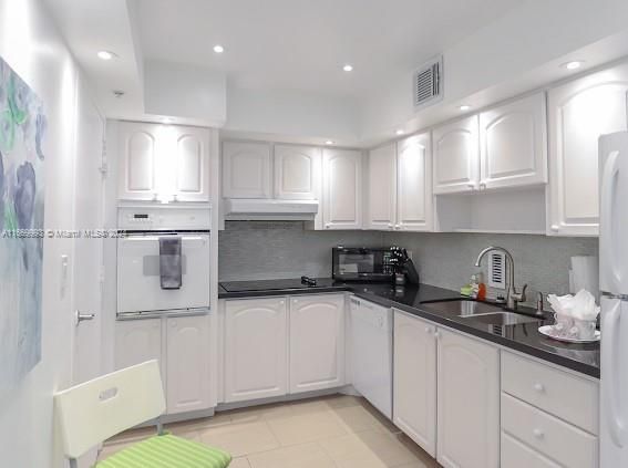 For Sale: $525,000 (1 beds, 1 baths, 874 Square Feet)