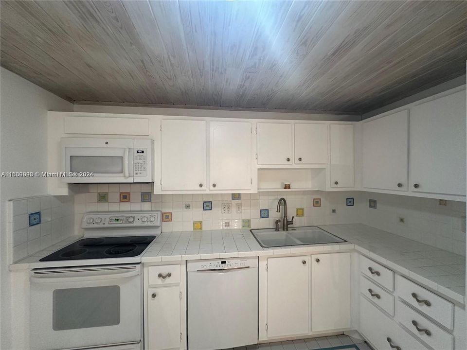 For Sale: $299,000 (2 beds, 2 baths, 1332 Square Feet)