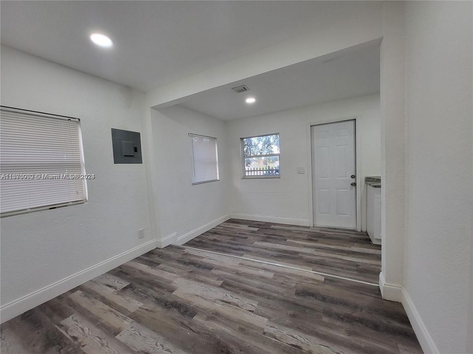 For Rent: $1,700 (1 beds, 1 baths, 1040 Square Feet)