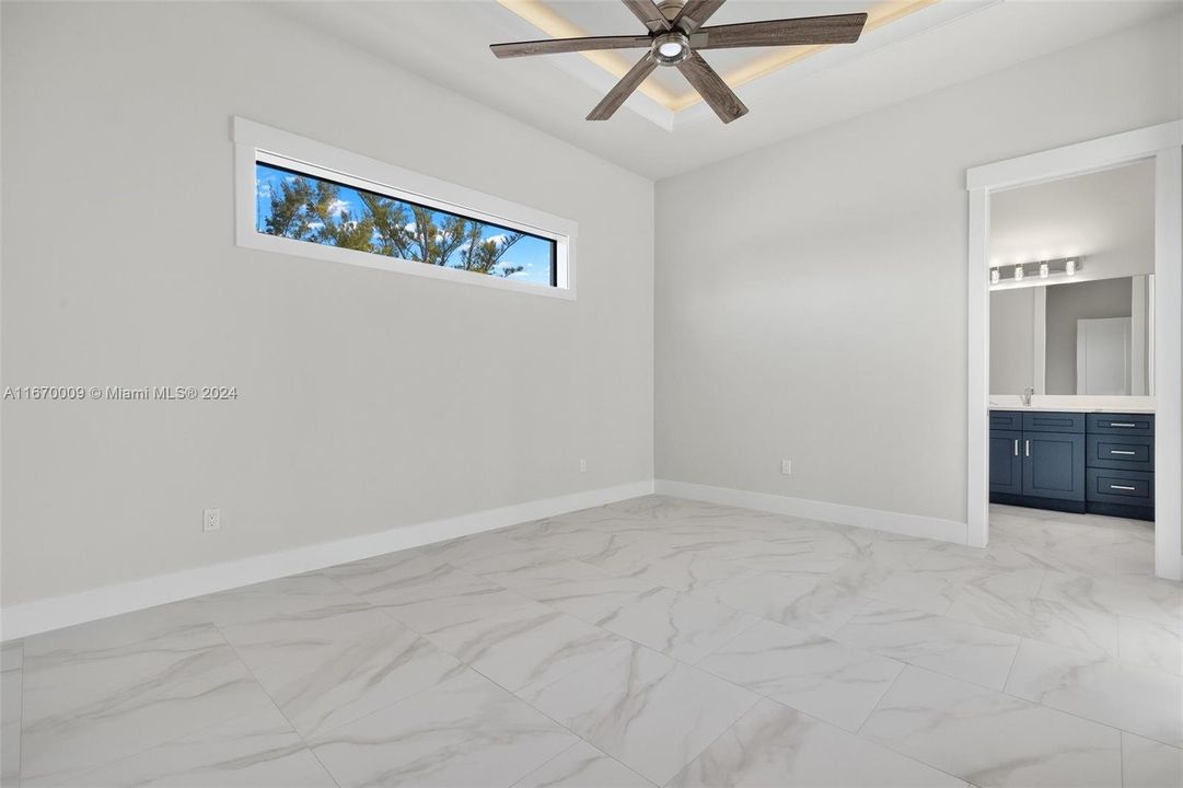 guestroom with en-suite/pool bath