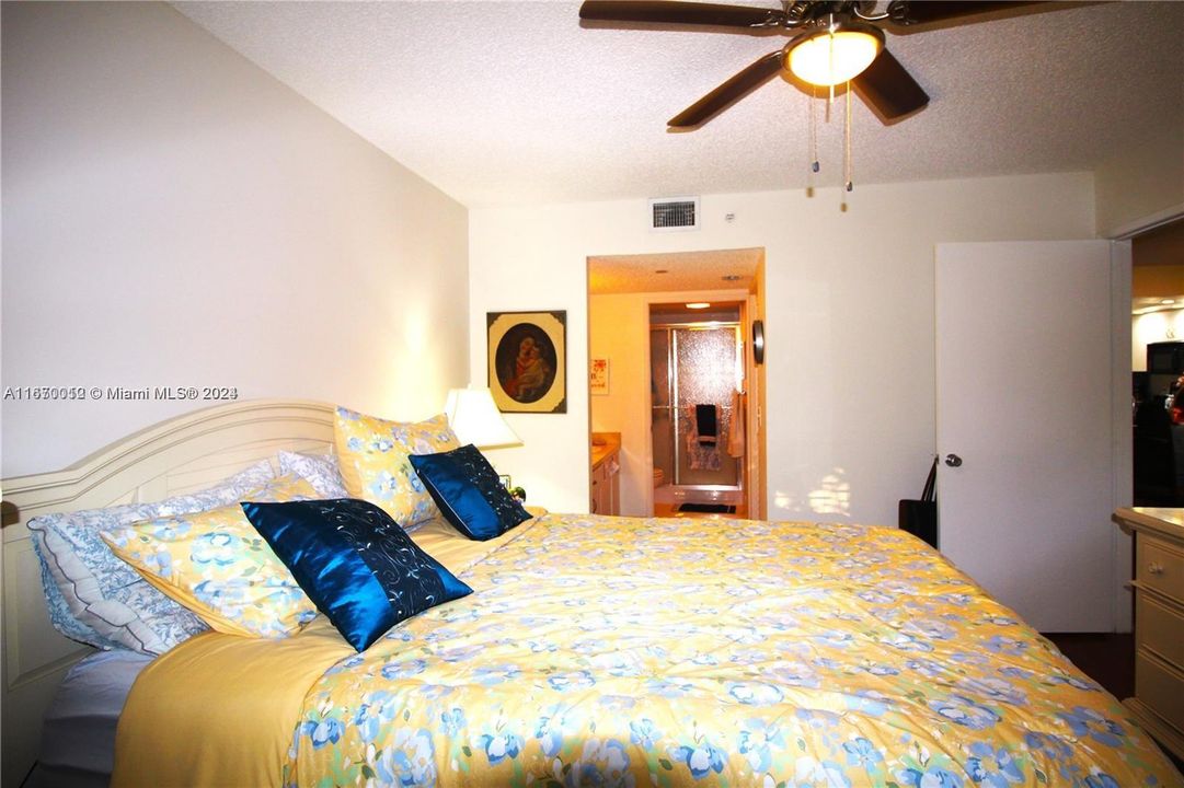 For Sale: $249,900 (2 beds, 1 baths, 1032 Square Feet)