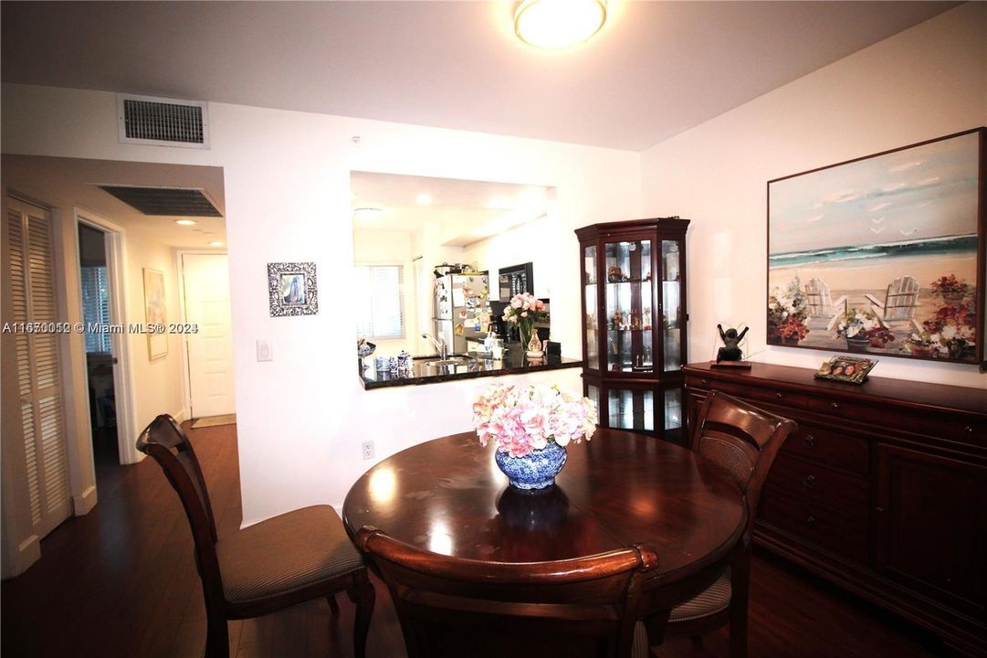 For Sale: $249,900 (2 beds, 1 baths, 1032 Square Feet)