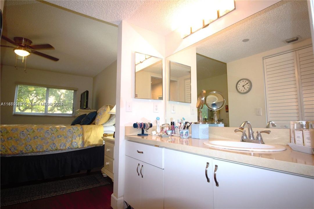 For Sale: $249,900 (2 beds, 1 baths, 1032 Square Feet)