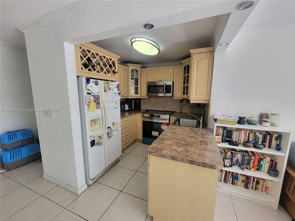 For Sale: $170,900 (1 beds, 1 baths, 765 Square Feet)