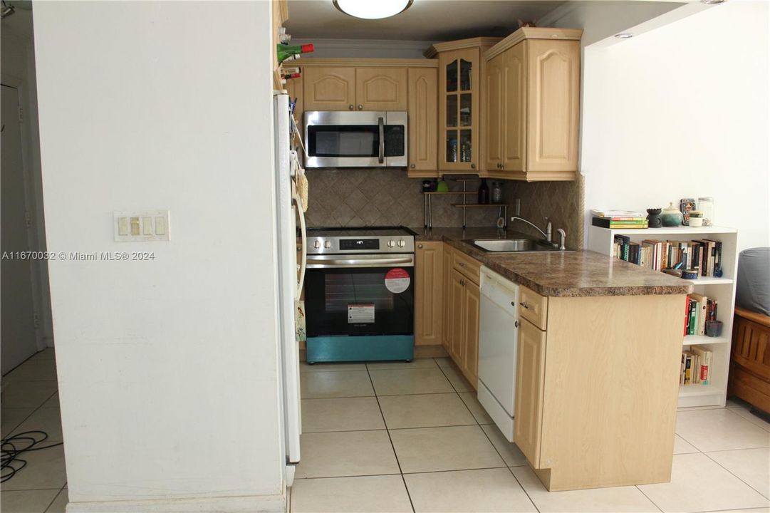 For Sale: $170,900 (1 beds, 1 baths, 765 Square Feet)