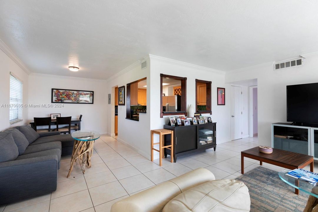 For Sale: $595,000 (2 beds, 2 baths, 1060 Square Feet)