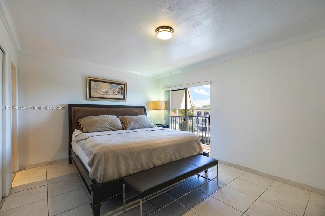 For Sale: $595,000 (2 beds, 2 baths, 1060 Square Feet)