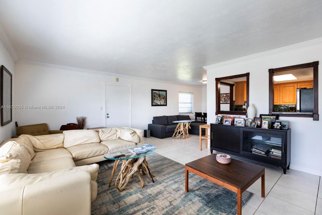 For Sale: $595,000 (2 beds, 2 baths, 1060 Square Feet)