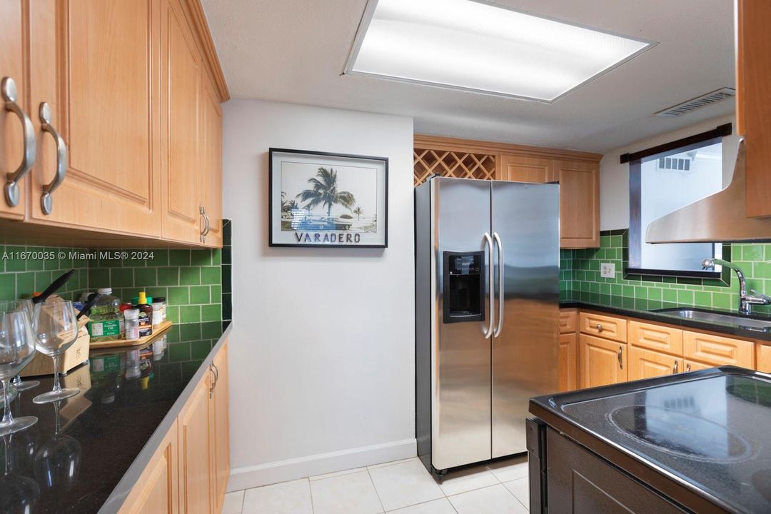 For Sale: $595,000 (2 beds, 2 baths, 1060 Square Feet)