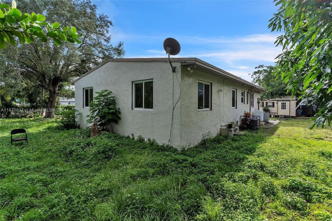 For Sale: $415,000 (4 beds, 2 baths, 1200 Square Feet)