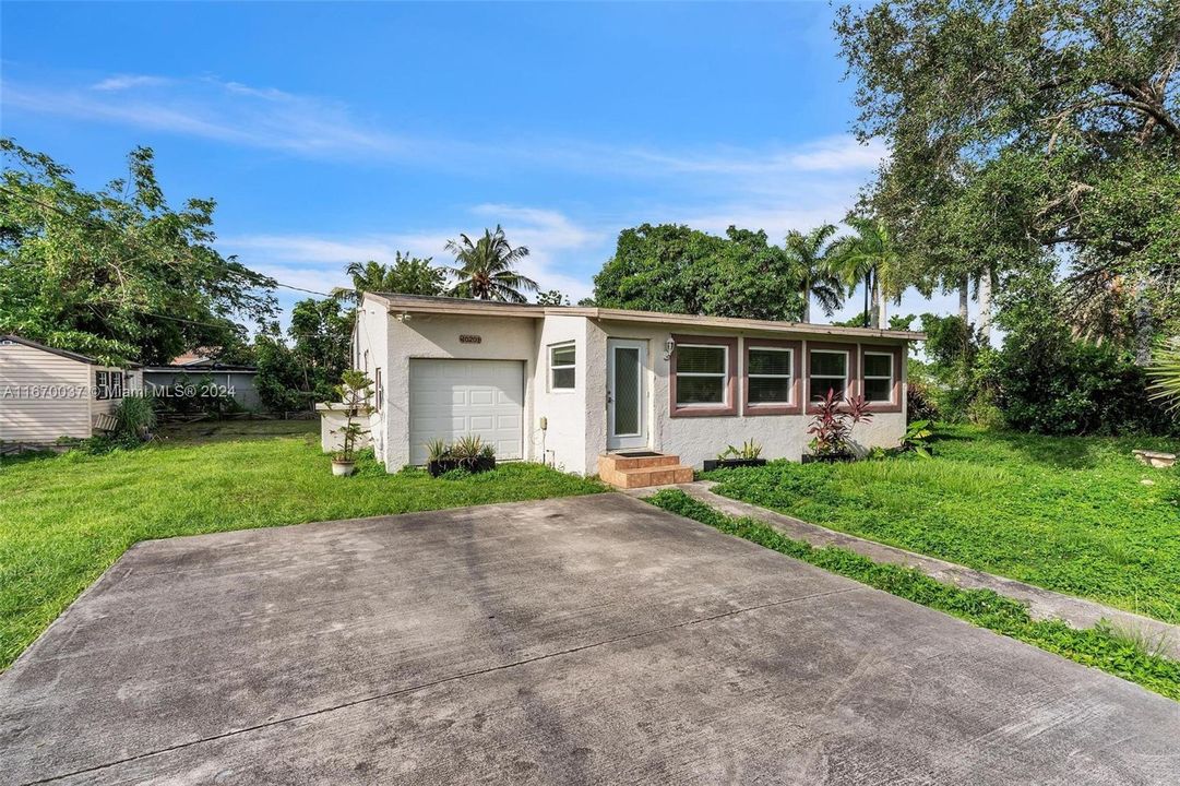 For Sale: $415,000 (4 beds, 2 baths, 1200 Square Feet)