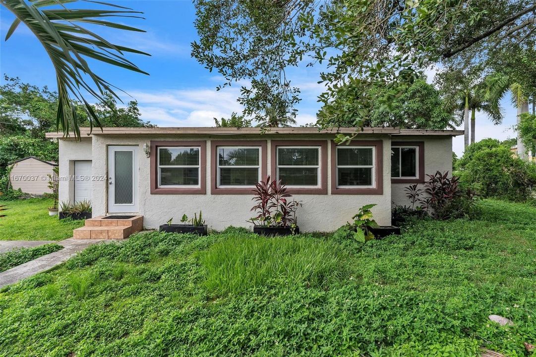 For Sale: $415,000 (4 beds, 2 baths, 1200 Square Feet)