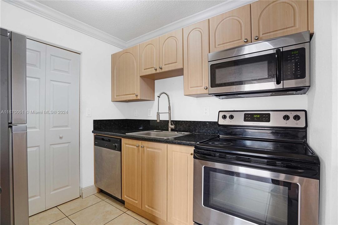 For Sale: $299,000 (2 beds, 2 baths, 1050 Square Feet)