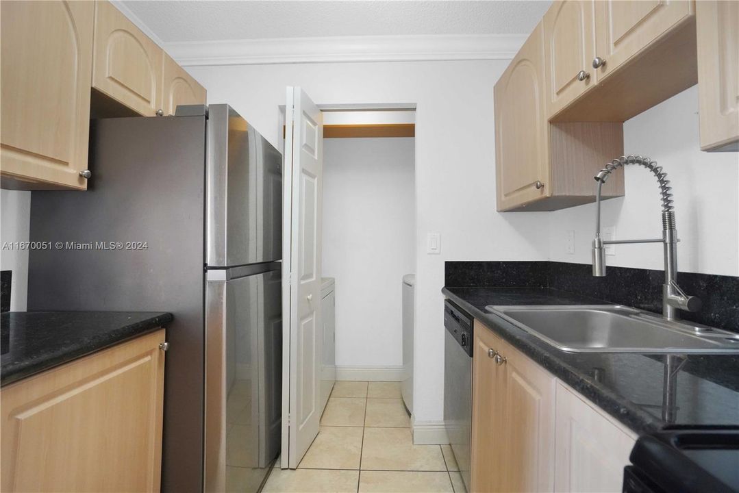 For Sale: $299,000 (2 beds, 2 baths, 1050 Square Feet)