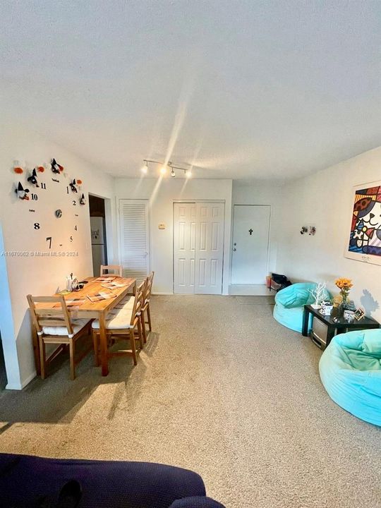 For Sale: $205,000 (1 beds, 1 baths, 665 Square Feet)