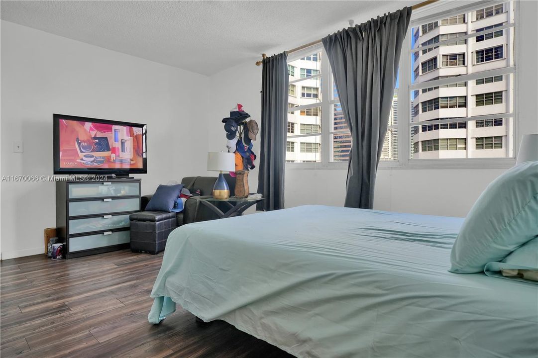 For Sale: $500,000 (2 beds, 2 baths, 990 Square Feet)