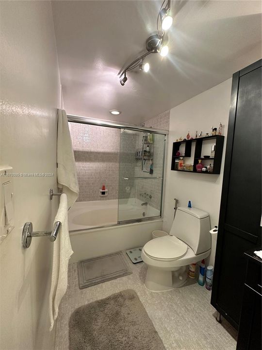 For Rent: $2,300 (1 beds, 1 baths, 1075 Square Feet)