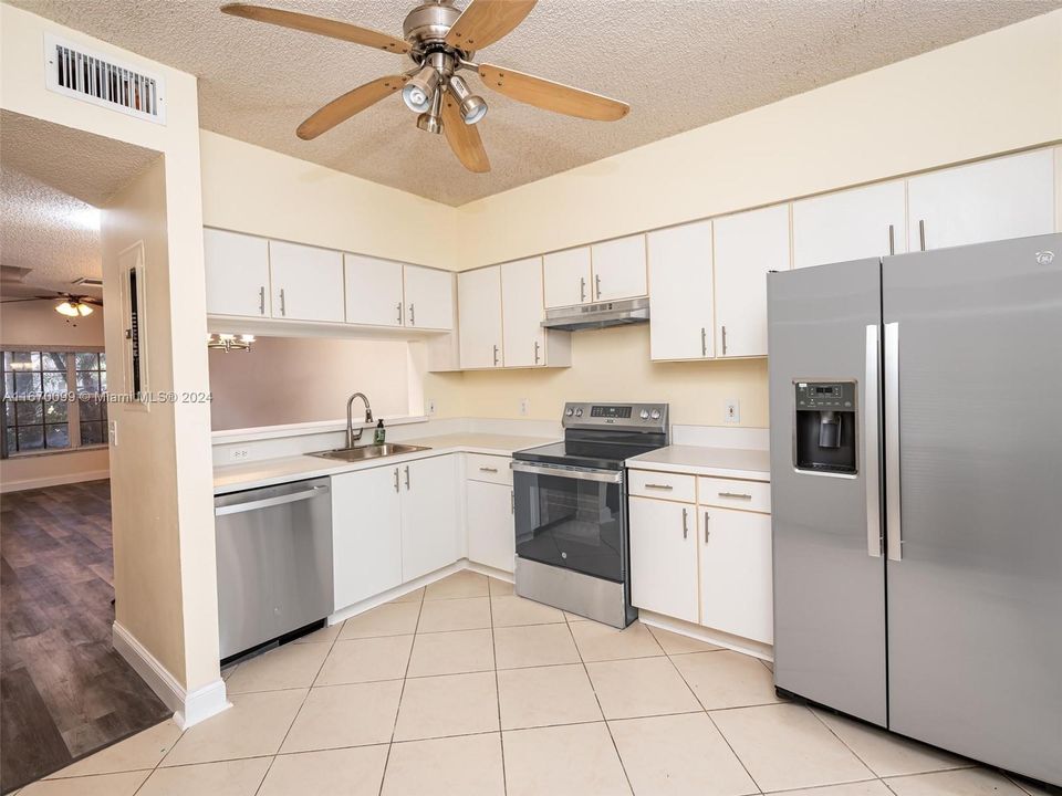 For Sale: $399,000 (2 beds, 1 baths, 1110 Square Feet)