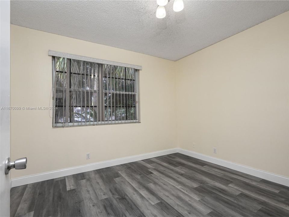 For Sale: $399,000 (2 beds, 1 baths, 1110 Square Feet)