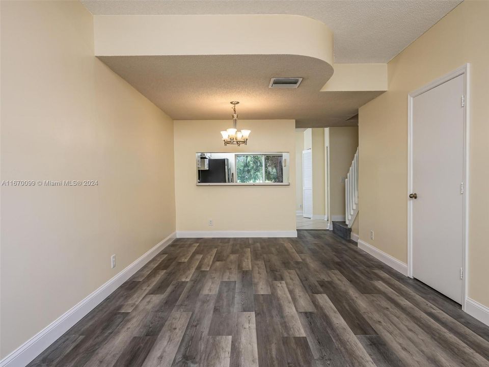 For Sale: $399,000 (2 beds, 1 baths, 1110 Square Feet)