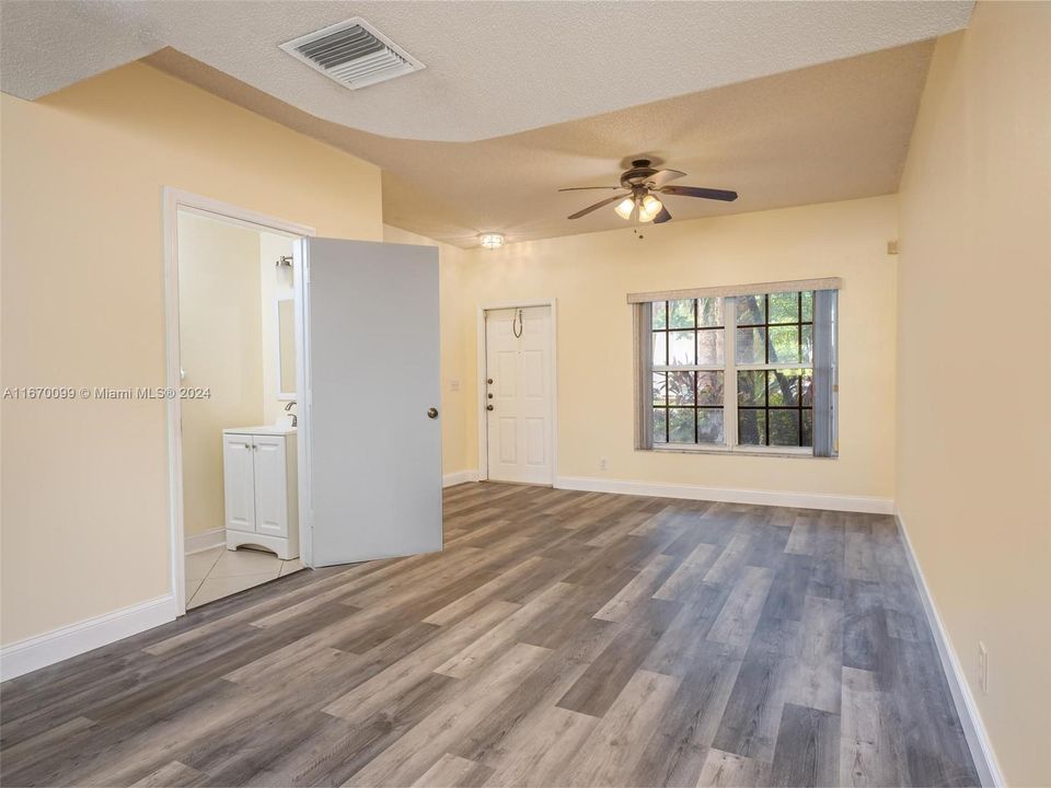 For Sale: $399,000 (2 beds, 1 baths, 1110 Square Feet)