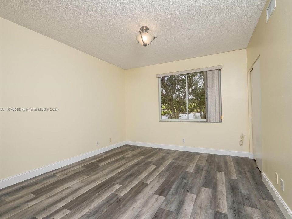 For Sale: $399,000 (2 beds, 1 baths, 1110 Square Feet)