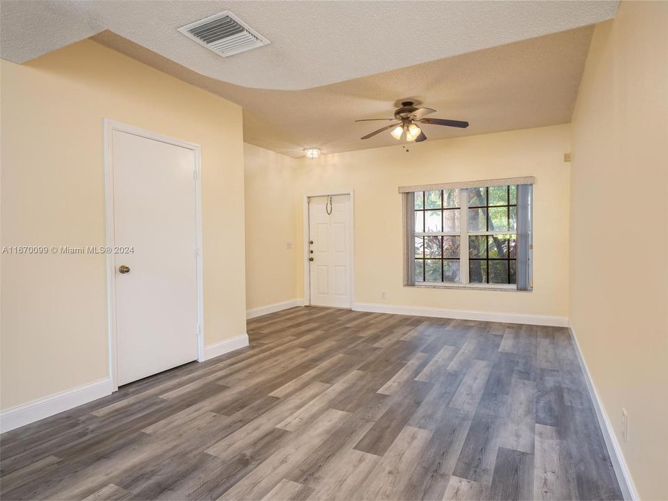 For Sale: $399,000 (2 beds, 1 baths, 1110 Square Feet)