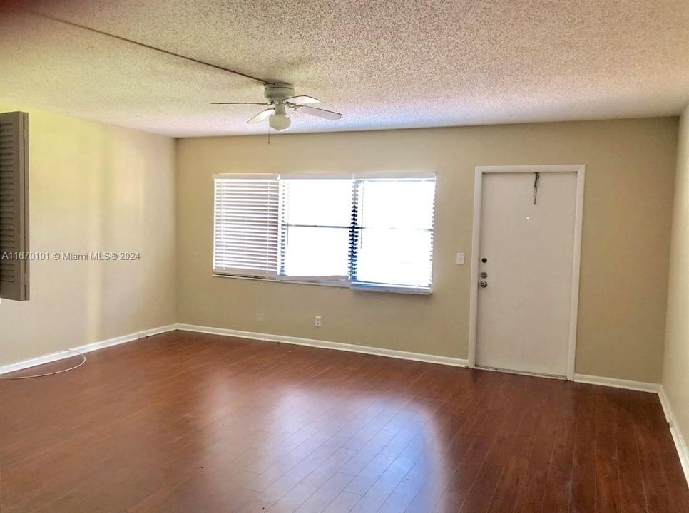 For Sale: $109,000 (1 beds, 1 baths, 720 Square Feet)