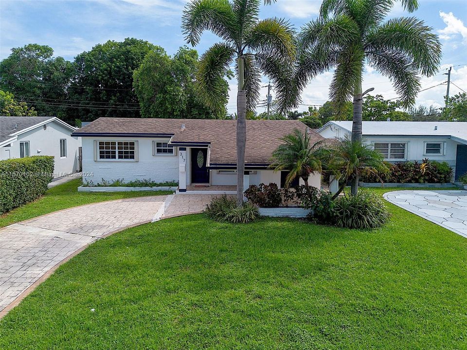 For Sale: $700,000 (3 beds, 2 baths, 1059 Square Feet)