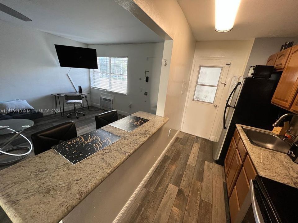 For Rent: $2,150 (1 beds, 1 baths, 588 Square Feet)