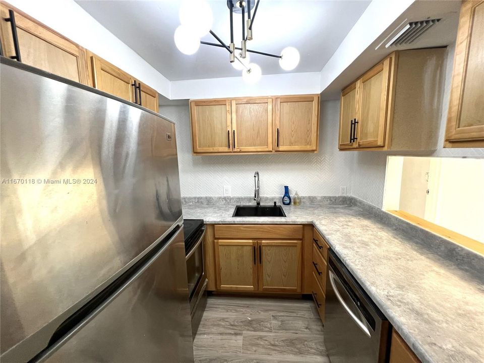 For Sale: $135,000 (1 beds, 1 baths, 850 Square Feet)