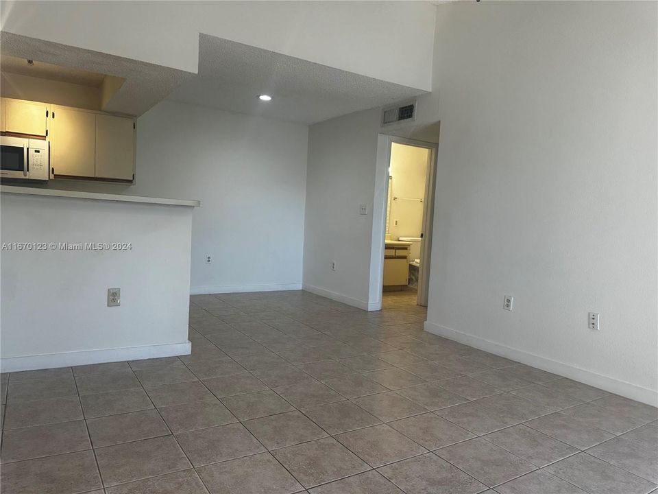 For Rent: $1,850 (1 beds, 1 baths, 588 Square Feet)