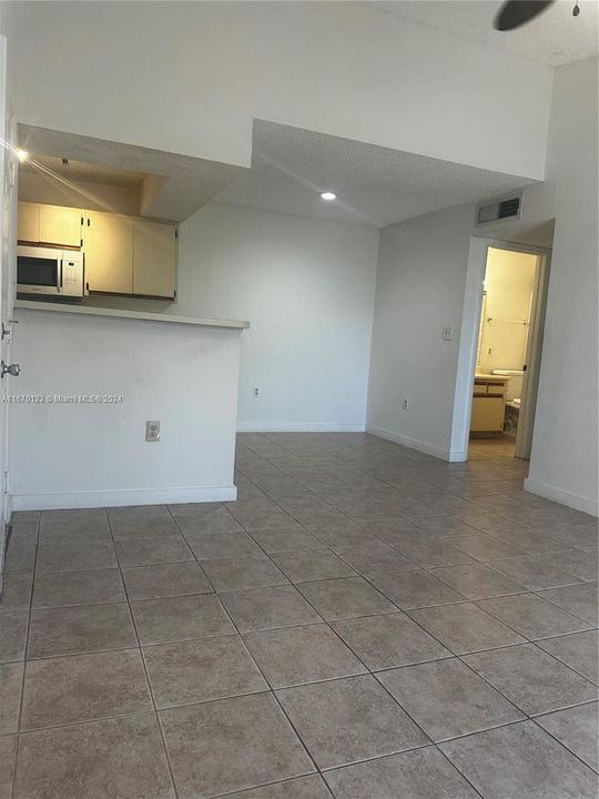 For Rent: $1,850 (1 beds, 1 baths, 588 Square Feet)