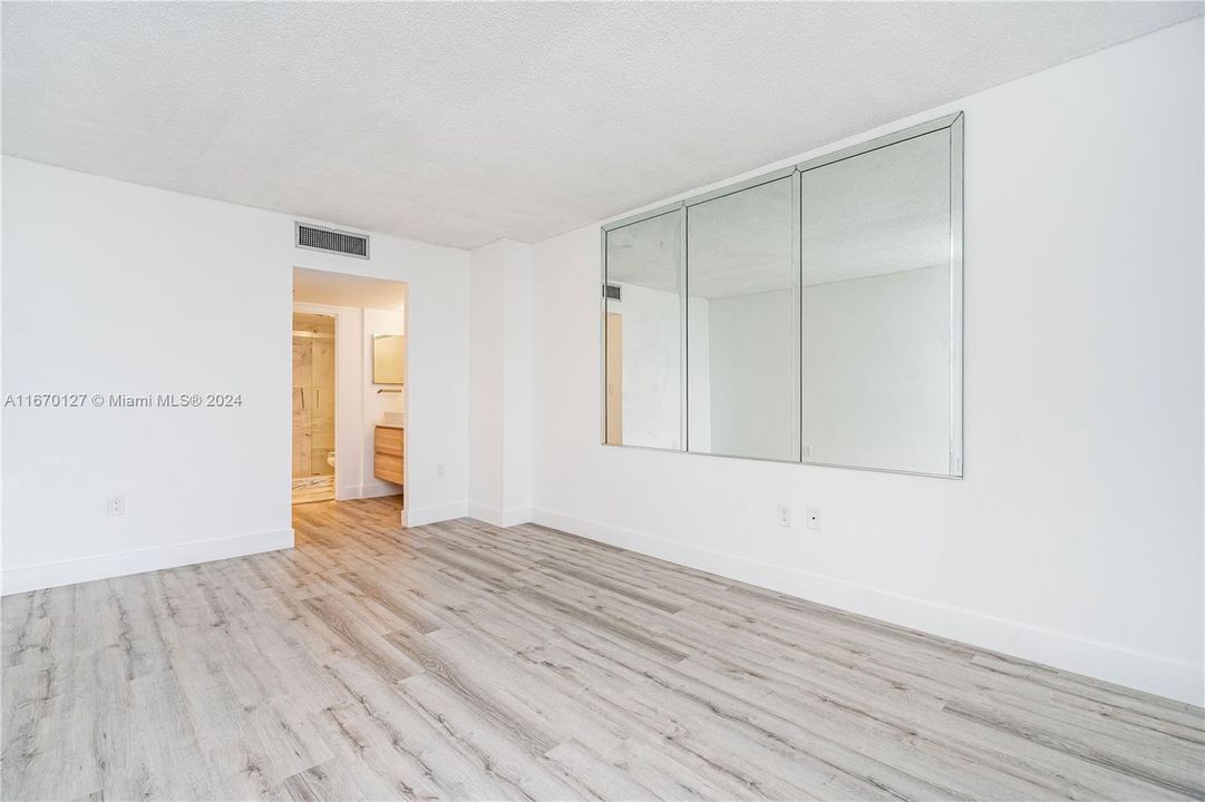 For Rent: $2,400 (1 beds, 1 baths, 896 Square Feet)