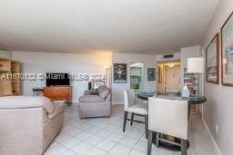 For Sale: $180,000 (1 beds, 2 baths, 870 Square Feet)