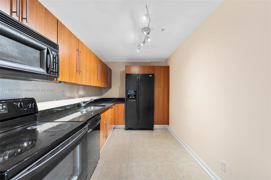 For Sale: $525,000 (2 beds, 2 baths, 1186 Square Feet)