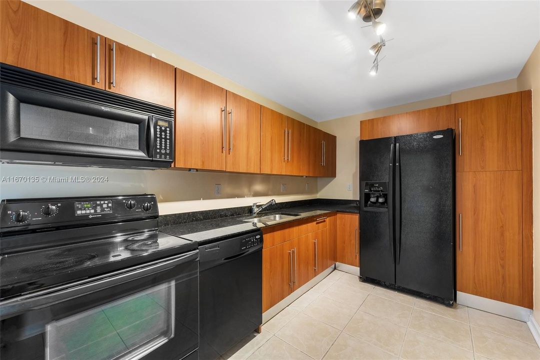 For Sale: $525,000 (2 beds, 2 baths, 1186 Square Feet)