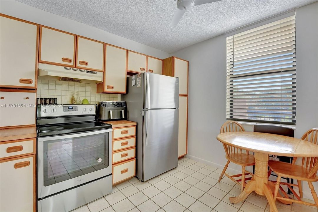 For Sale: $225,000 (2 beds, 2 baths, 1300 Square Feet)