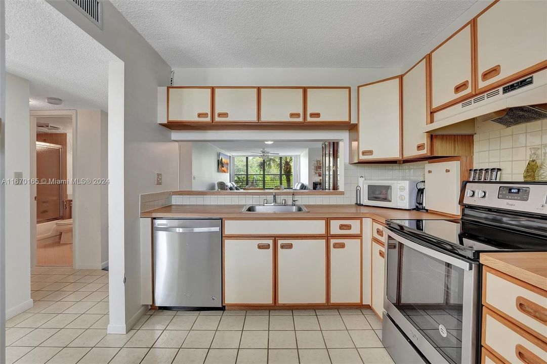 For Sale: $225,000 (2 beds, 2 baths, 1300 Square Feet)