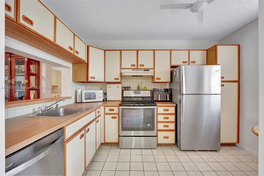 For Sale: $225,000 (2 beds, 2 baths, 1300 Square Feet)