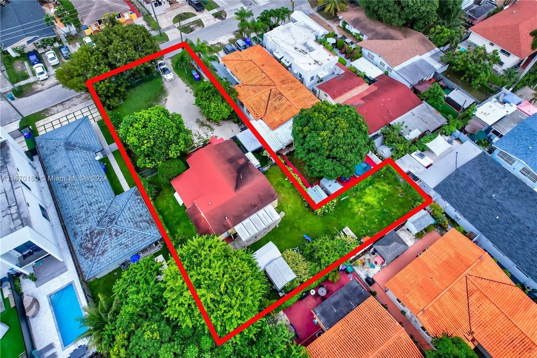 En Venta: $1,499,999 (0.28 acres)