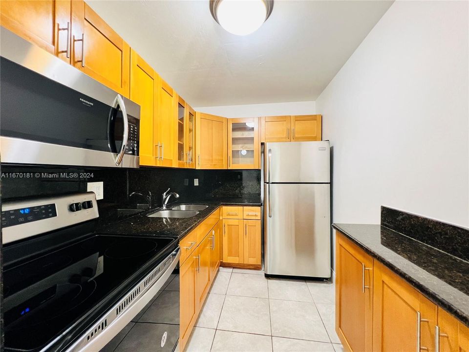 For Rent: $1,900 (1 beds, 1 baths, 777 Square Feet)