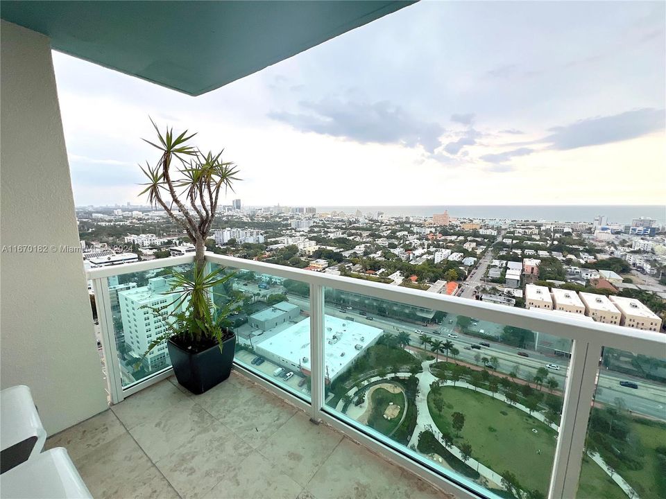 For Sale: $1,200,000 (2 beds, 2 baths, 1078 Square Feet)