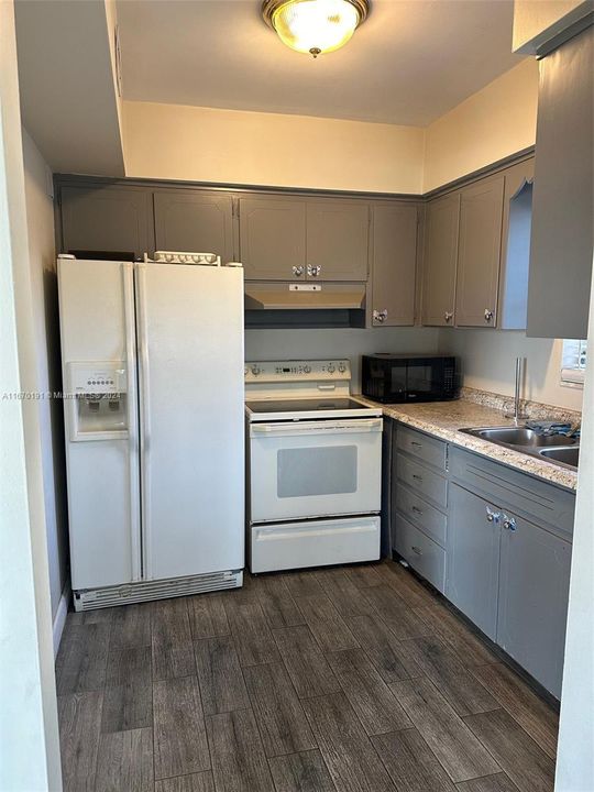 For Rent: $2,500 (2 beds, 2 baths, 940 Square Feet)